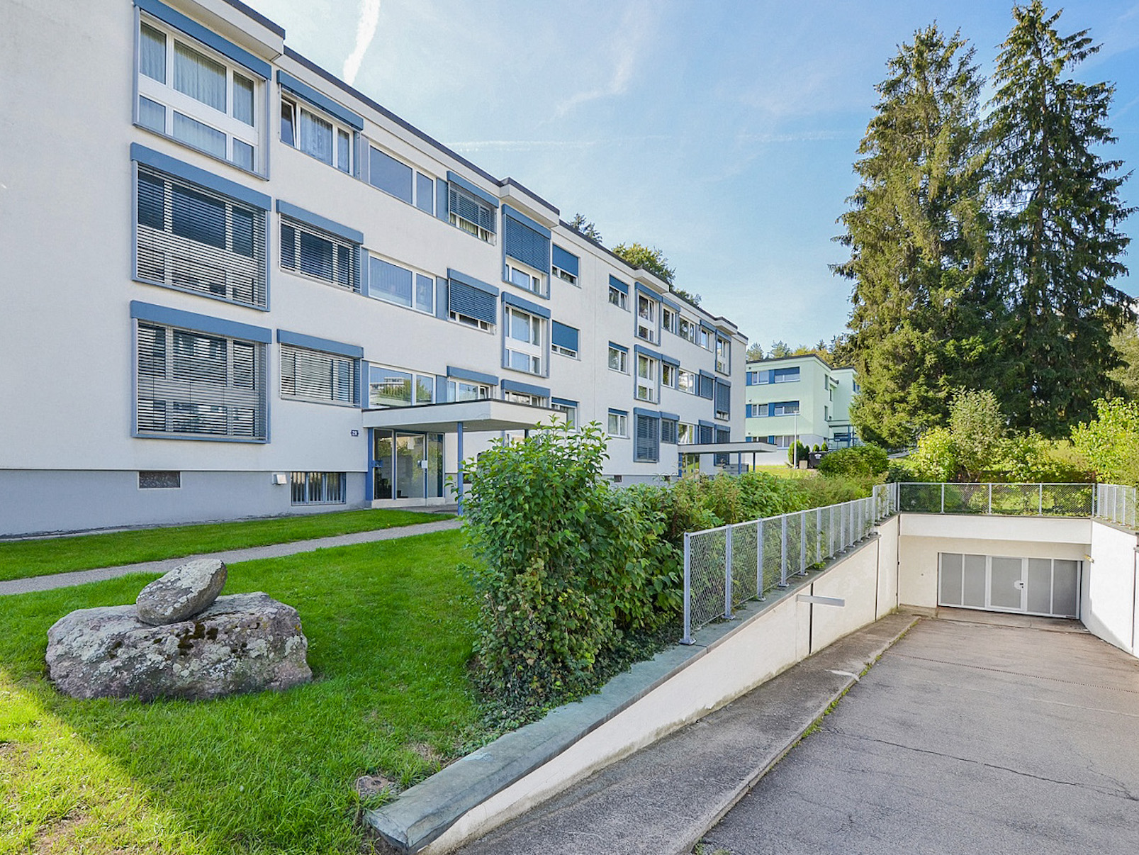 Aussenansicht der Liegenschaft in Zollikerberg